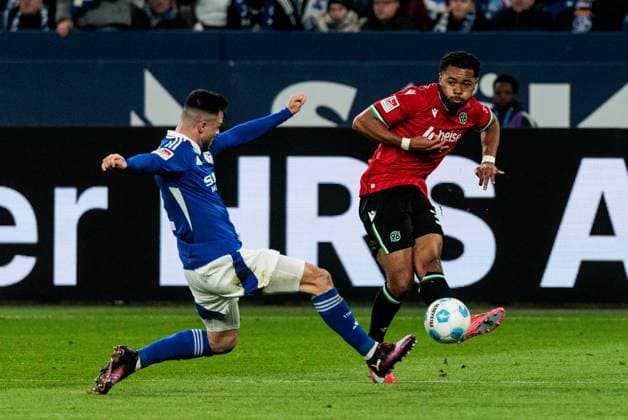 2 Soccer Bundesliga FC Schalke 04 Hannover 96 14 03 2025 duel Adrian Gantenbein FC Schalke 04, 17 , Jessic Ngankam Hannover 96, 7 2 Soccer Bundesliga FC Schalke 04 Hannover 96 Gelsenkirchen, VELTINS Arena am 14 03 2025 DFL REGULATIONS PROHIBIT ANY USE OF PHOTOGRAPHS AS IMAGE SEQUENCES AND OR QUASI VIDEO Copyright: xBEAUTIFULxSPORTS Wunderlx