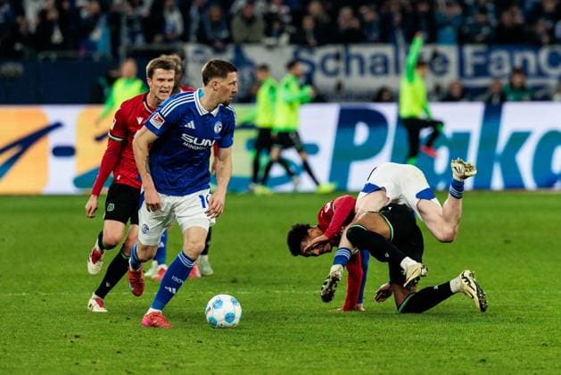 2 Soccer Bundesliga FC Schalke 04 Hannover 96 14 03 2025 duel Janik Bachmann FC Schalke 04, 14 Monju Momuluh Hannover 96, 38 puts down a Schalke player over him 2 Soccer Bundesliga FC Schalke 04 Hannover 96 Gelsenkirchen, VELTINS Arena on 14 03 2025 DFL REGULATIONS PROHIBIT ANY USE OF PHOTOGRAPHS AS IMAGE SEQUENCES AND OR QUASI VIDEO Copyright: xBEAUTIFULxSPORTS Wunderlx