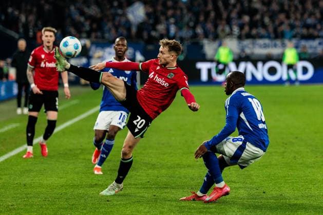 2 Soccer Bundesliga FC Schalke 04 Hannover 96 14 03 2025 duel Jannik Dehm Hannover 96, 20 , Christopher Antwi Adjei FC Schalke 04, 18 2 Soccer Bundesliga FC Schalke 04 Hannover 96 Gelsenkirchen, VELTINS Arena am 14 03 2025 DFL REGULATIONS PROHIBIT ANY USE OF PHOTOGRAPHS AS IMAGE SEQUENCES AND OR QUASI VIDEO Copyright: xBEAUTIFULxSPORTS Wunderlx