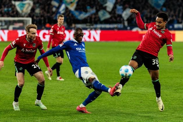 2 Soccer Bundesliga FC Schalke 04 Hannover 96 14 03 2025 duel Christopher Antwi Adjei FC Schalke 04, 18 , Monju Momuluh Hannover 96, 38 2 Soccer Bundesliga FC Schalke 04 Hannover 96 Gelsenkirchen, VELTINS Arena am 14 03 2025 DFL REGULATIONS PROHIBIT ANY USE OF PHOTOGRAPHS AS IMAGE SEQUENCES AND OR QUASI VIDEO Copyright: xBEAUTIFULxSPORTS Wunderlx