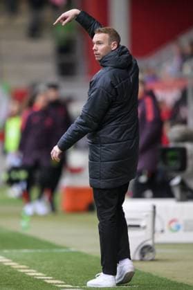 Soccer, Google Pixel Women Bundesliga, 20250314, FC Bayern Munich VfL Wolfsburg In Picture Coach Wolfsburg Tommy STROOT Instruction Instruction Correction Conductor Conductor coaching coaching Portrait Full Body Full Figure Gesture Mimig Munich FC Bayern Campus Bayern Germany Copyright: Passion2Press MarkusxFischerx
