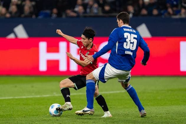 GER, 2 FBL FC Schalke 04 vs Hannover 96 14 03 2025, Veltins Arena, Gelsenkirchen, GER, 2 FBL FC Schalke 04 vs Hannover 96 in the picture duel between Lee Hyun ju Hannover 96, 11 and Marcin KamiÅ ski Kaminski FC Schalke 04, 35 nordphotoxGmbHxx xChristianxSchulze nph000300