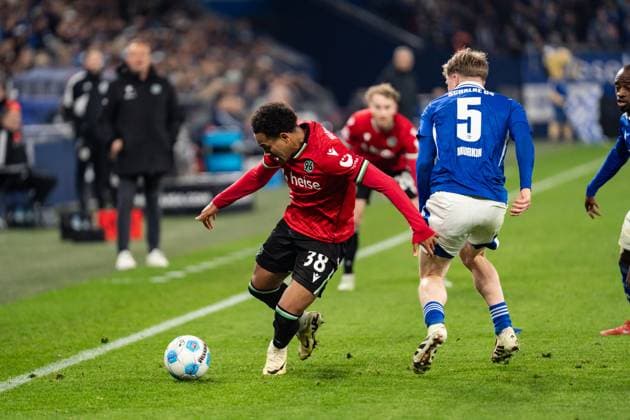 GER, 2 FBL FC Schalke 04 vs Hannover 96 14 03 2025, Veltins Arena, Gelsenkirchen, GER, 2 FBL FC Schalke 04 vs Hannover 96 in the picture duel between Monju Momuluh Hannover 96, 38 and Derry John Murkin FC Schalke 04, 5 nordphotoxGmbHxx xChristianxSchulze nph000300