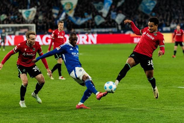 2 Soccer Bundesliga FC Schalke 04 Hannover 96 14 03 2025 duel Christopher Antwi Adjei FC Schalke 04, 18 , Monju Momuluh Hannover 96, 38 2 Soccer Bundesliga FC Schalke 04 Hannover 96 Gelsenkirchen, VELTINS Arena am 14 03 2025 DFL REGULATIONS PROHIBIT ANY USE OF PHOTOGRAPHS AS IMAGE SEQUENCES AND OR QUASI VIDEO Copyright: xBEAUTIFULxSPORTS Wunderlx