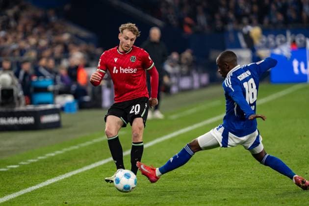 GER, 2 FBL FC Schalke 04 vs Hannover 96 14 03 2025, Veltins Arena, Gelsenkirchen, GER, 2 FBL FC Schalke 04 vs Hannover 96 in the picture duel between Jannik Dehm Hannover 96, 20 and Christopher Antw FC Schalke 04, 18 nordphotoxGmbHxx xChristianxSchulze nph000300
