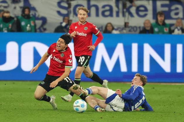 Soccer, 2 Bundesliga FC Schalke 04 Hannover 96, Matchday 26, Veltins Arena, Hyunju Lee Hannover 96 and Derry John Murkin FC Schalke 04 in a duel, DFB DFL REGULATIONS PROHIBIT ANY USE OF PHOTOGRAPHS AS IMAGE SEQUENCES AND OR QUASI VIDEO Copyright: JoachimxBywaletz xJB-Sportfoto