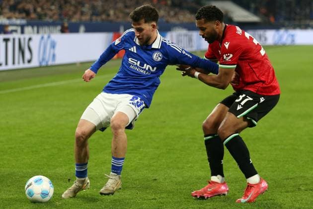 14 03 2025, xrekx, Fußball 2 Bundesliga, FC Schalke 04 Hannover 96 v l Mehmet AydÄ±n FC Schalke 04 Brooklyn Ezeh Hannover 96 Zweikampf, Aktion, action, battle for the ball DFL DFB REGULATIONS PROHIBIT ANY USE OF PHOTOGRAPHS as IMAGE SEQUENCES and or QUASI VIDEO Gelsenkirchen