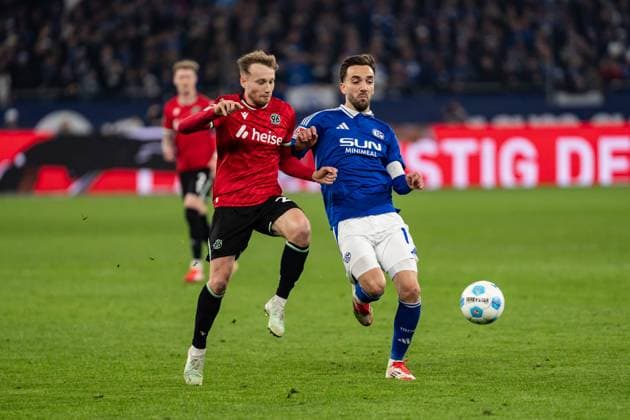 GER, 2 FBL FC Schalke 04 vs Hannover 96 14 03 2025, Veltins Arena, Gelsenkirchen, GER, 2 FBL FC Schalke 04 vs Hannover 96 in the picture duel between Jannik Dehm Hannover 96, 20 and Kenan Karaman FC Schalke 04, 19 nordphotoxGmbHxx xChristianxSchulze nph000300