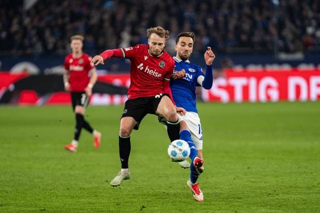 GER, 2 FBL FC Schalke 04 vs Hannover 96 14 03 2025, Veltins Arena, Gelsenkirchen, GER, 2 FBL FC Schalke 04 vs Hannover 96 in the picture duel between Jannik Dehm Hannover 96, 20 and Kenan Karaman FC Schalke 04, 19 nordphotoxGmbHxx xChristianxSchulze nph000300
