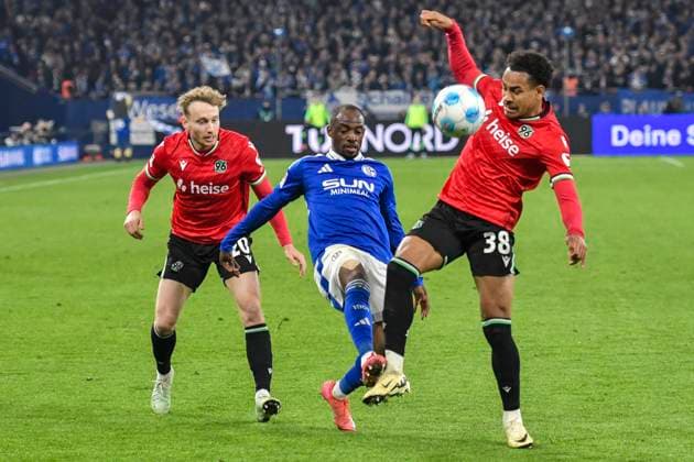 from left fighting for the ball Jannik Dehm Hannover 20 Christopher Antwi Adjei Schalke 18 Monju Momuluh Hannover 38 14 03 2025 Soccer FC Schalke 04 vs Hannover 96, Veltins Arena, Gelsenkirchen, DFB DFL REGULATIONS PROHIBIT ANY USE OF PHOTOGRAPHS AS IMAGE SEQUENCES AND OR QUASI VIDEO Copyright: xpepphotox xHorstxMauelshagenx pep00321, pep_20250314_hm_0500