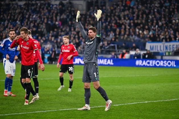 14 03 2025, Soccer, 2 Bundesliga, Matchday 26 Season 2024 2025, FC Schalke 04 Hannover 96, Goalkeeper Ron Robert Zieler Hannover 96 xRHR PHOTO TKx Copyright: RHR-FOTOx RHR-FOTO TK
