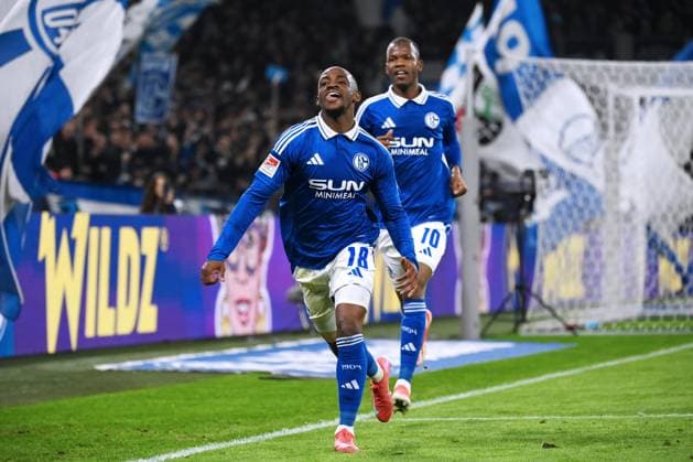Cheering 1 0 Christopher Antwi Adjei Schalke 04 , behind Pape Meissa Ba FC Schalke 04 14 03 2025, Soccer 2 Bundesliga, Matchday 26, Season 2024 2025 FC Schalke 04 Hannover 96 Gelsenkirchen Veltins Arena Nordrhein Westfalen Germany Team2