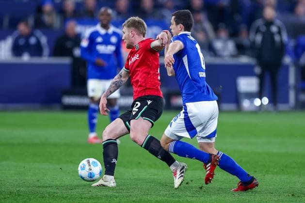 14 03 2025, Football, FC Schalke 04 Hannover 96, 2 Fußball Bundesliga, Matchday 26, Veltins Arena Gelsenkirchen, Saison 2024 2025 Andreas Voglsammer Hannover96 32 in duel against Ron Schallenberg Schalke04 6 DFB regulations prohibit any use of photographs as image sequences and or quasi video Nordrhein Westfalen Germany