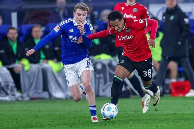 14 03 2025, Football, FC Schalke 04 Hannover 96, 2 Fußball Bundesliga, Matchday 26, Veltins Arena Gelsenkirchen, Saison 2024 2025 Derry Murkin Schalke04 5 in duel against Monju Momuluh Hannover96 38 DFB regulations prohibit any use of photographs as image sequences and or quasi video Nordrhein Westfalen Germany