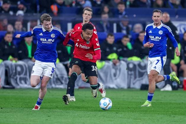 14 03 2025, Football, FC Schalke 04 Hannover 96, 2 Fußball Bundesliga, Matchday 26, Veltins Arena Gelsenkirchen, Saison 2024 2025 Derry Murkin Schalke04 5 in duel against Monju Momuluh Hannover96 38 DFB regulations prohibit any use of photographs as image sequences and or quasi video Nordrhein Westfalen Germany