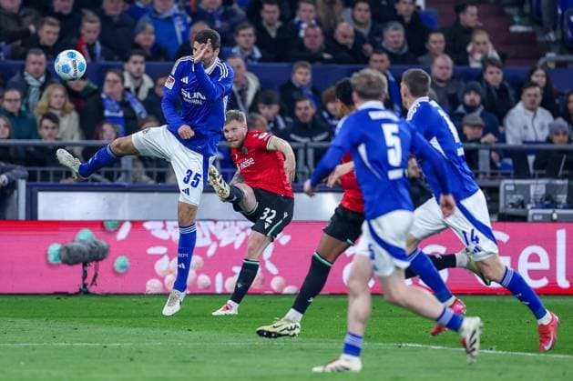14 03 2025, Football, FC Schalke 04 Hannover 96, 2 Fußball Bundesliga, Matchday 26, Veltins Arena Gelsenkirchen, Season 2024 2025 Marcin Kaminski Schalke04 35 defends in a duel against Andreas Voglsammer Hannover96 32 DFB regulations prohibit any use of photographs as image sequences and or quasi video North Rhine-Westphalia Germany