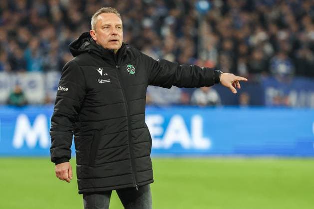 2 Bundesliga FC Schalke 04 Hannover 96 on 14 03 2025 at the Veltins Arena in Schalke Coach Andre Breitenreiter Hannover gestures MH