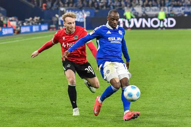 from left fighting for the ball Jannik Dehm Hannover 20 Christopher Antwi Adjei Schalke 18 14 03 2025 Football FC Schalke 04 vs Hannover 96, Veltins Arena, Gelsenkirchen, DFB DFL REGULATIONS PROHIBIT ANY USE OF PHOTOGRAPHS AS IMAGE SEQUENCES AND OR QUASI VIDEO Copyright: xpepphotox xHorstxMauelshagenx pep00321, pep_20250314_hm_0498