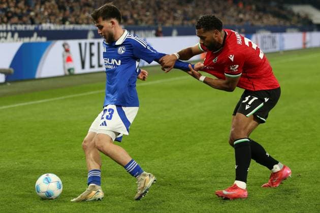 14 03 2025, xrekx, Fußball 2 Bundesliga, FC Schalke 04 Hannover 96 v l Mehmet AydÄ±n FC Schalke 04 Brooklyn Ezeh Hannover 96 Zweikampf, Aktion, action, battle for the ball DFL DFB REGULATIONS PROHIBIT ANY USE OF PHOTOGRAPHS as IMAGE SEQUENCES and or QUASI VIDEO Gelsenkirchen