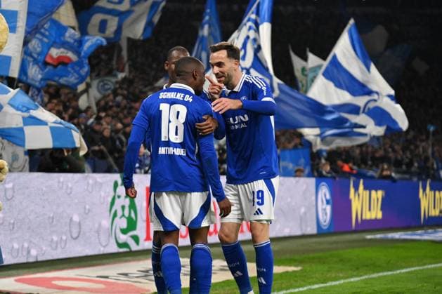 Cheer 1 0 Christopher Antwi Adjei Schalke 04 , Pape Meissa Ba FC Schalke 04 , verd , Kenan Karaman FC Schalke 04 14 03 2025, Soccer 2 Bundesliga, Matchday 26, Season 2024 2025 FC Schalke 04 Hannover 96 Gelsenkirchen Veltins Arena Nordrhein Westfalen Germany Team2