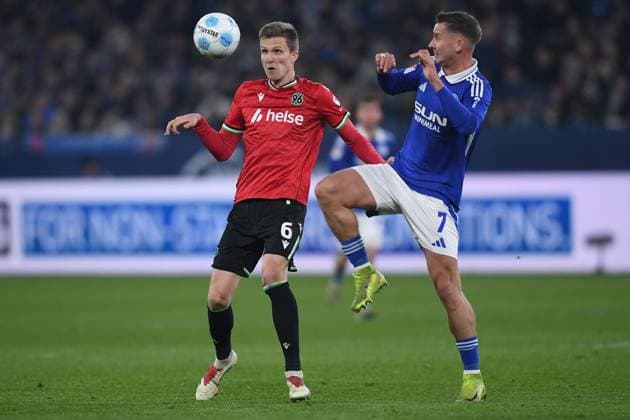 Soccer 2 Bundesliga 26 Matchday FC Schalke 04 Hannover 96 on 14 03 2025 at the Veltins Arena in Gelsenkirchen Fabian Kunze Hannover , left Paul Seguin Schalke , right DFL regulations prohibit any use of photographs as image sequences and or quasi video xRx