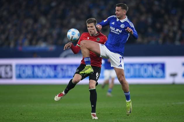 Soccer 2 Bundesliga 26 Matchday FC Schalke 04 Hannover 96 on 14 03 2025 at the Veltins Arena in Gelsenkirchen Fabian Kunze Hannover , left Paul Seguin Schalke , right DFL regulations prohibit any use of photographs as image sequences and or quasi video xRx