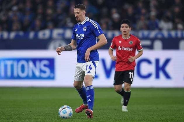 Soccer 2 Bundesliga 26 Matchday FC Schalke 04 Hannover 96 on 14 03 2025 at the Veltins Arena in Gelsenkirchen Janik Bachmann Schalke , front Hyunju Lee Hannover , back DFL regulations prohibit any use of photographs as image sequences and or quasi video xRx