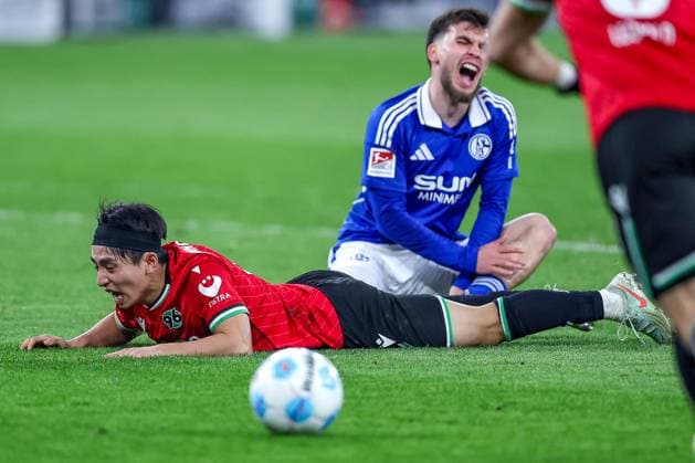 14 03 2025, Football, FC Schalke 04 Hannover 96, 2 Fußball Bundesliga, Matchday 26, Veltins Arena Gelsenkirchen, Season 2024 2025 Hyun ju Lee Hannover96 11 lies on the pitch after foul by Mehmet AydÄ±n Schalke04 23 DFB regulations prohibit any use of photographs as image sequences and or quasi video North Rhine-Westphalia Germany
