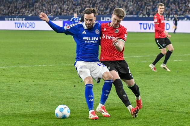 v li in duel Kenan Karaman Schalke 19 Josh Knight Hannover 2 14 03 2025 Soccer FC Schalke 04 vs Hannover 96, Veltins Arena, Gelsenkirchen, DFB DFL REGULATIONS PROHIBIT ANY USE OF PHOTOGRAPHS AS IMAGE SEQUENCES AND OR QUASI VIDEO Copyright: xpepphotox xHorstxMauelshagenx pep00321, pep_20250314_hm_0770