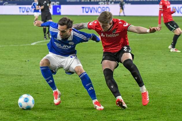 v li in duel Kenan Karaman Schalke 19 Josh Knight Hannover 2 14 03 2025 Soccer FC Schalke 04 vs Hannover 96, Veltins Arena, Gelsenkirchen, DFB DFL REGULATIONS PROHIBIT ANY USE OF PHOTOGRAPHS AS IMAGE SEQUENCES AND OR QUASI VIDEO Copyright: xpepphotox xHorstxMauelshagenx pep00321, pep_20250314_hm_0774