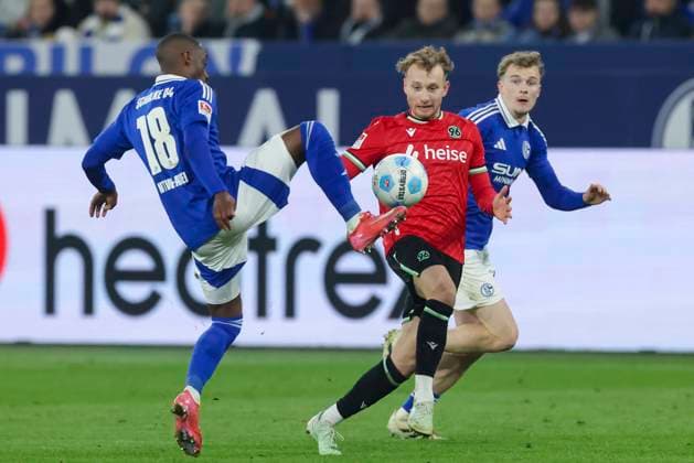 Christopher Antwi Adjei FC Schalke 04 , Jannik Dehm Hannover 96 and Derry John Murkin FC Schalke 04 battle for the ball, 2 Bundesliga, FC Schalke 04 vs Hannover 96, Veltins Arena, March 14, 2025 in Gelsenkirchen, Germany Photo by Marco Steinbrenner DeFodi Images Christopher Antwi Adjei FC Schalke 04 , Jannik Dehm Hannover 96 and Derry John Murkin FC Schalke 04 battle for the ball, 2 Bundesliga, FC Schalke 04 vs Hannover 96, Veltins Arena, March 14, 2025 in Gelsenkirchen, Germany Photo by Marco Steinbrenner DeFodi Images DFB DFL REGULATIONS PROHIBIT ANY USE OF PHOTOGRAPHS AS IMAGE SEQUENCES AND OR QUASI VIDEO