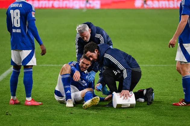 14 03 2025, Football, 2 Bundesliga, Matchday 26 Season 2024 2025, FC Schalke 04 Hannover 96, Marcin Kaminski FC Schalke 04 sits on the ground and is treated xRHR PHOTO TKx Copyright: RHR-FOTOx RHR-FOTO TK
