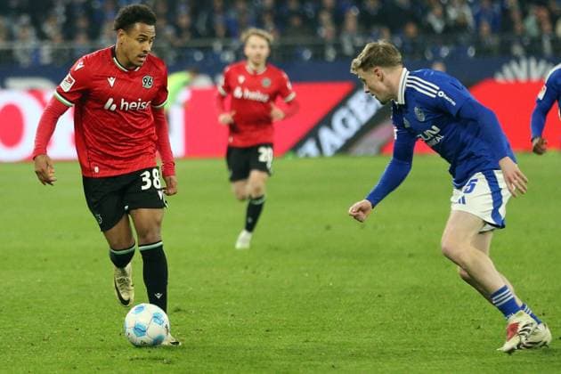 14 03 2025, xrekx, Soccer 2 Bundesliga, FC Schalke 04 Hannover 96 v l Monju Momuluh Hannover 96 Derry Murkin FC Schalke 04 DFL DFB REGULATIONS PROHIBIT ANY USE OF PHOTOGRAPHS as IMAGE SEQUENCES and or QUASI VIDEO Gelsenkirchen