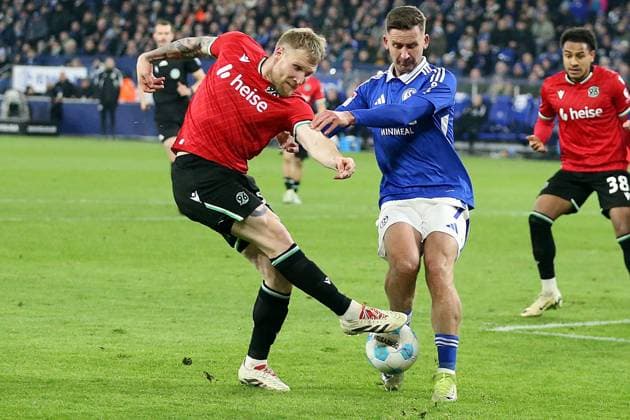 14 03 2025, xrekx, Fußball 2 Bundesliga, FC Schalke 04 Hannover 96 v l Andreas Voglsammer Hannover 96 Paul Seguin FC Schalke 04 Zweikampf, Aktion, action, battle for the ball DFL DFB REGULATIONS PROHIBIT ANY USE OF PHOTOGRAPHS as IMAGE SEQUENCES and or QUASI VIDEO Gelsenkirchen