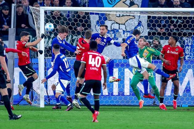 14 03 2025, Football, FC Schalke 04 Hannover 96, 2 Fußball Bundesliga, Matchday 26, Veltins Arena Gelsenkirchen, Season 2024 2025 Penalty area action in front of the goal by goalkeeper Loris Karius Schalke04 27 DFB regulations prohibit any use of photographs as image sequences and or quasi video North Rhine-Westphalia Germany