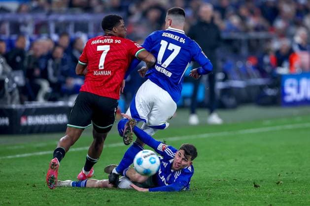 14 03 2025, Football, FC Schalke 04 Hannover 96, 2 Fußball Bundesliga, Matchday 26, Veltins Arena Gelsenkirchen, Saison 2024 2025 Jessic Ngankam Hannover96 7 in duel against Adrian Gantenbein Schalke04 17 Mehmet AydÄ±n Schalke04 23 slips into the ball DFB regulations prohibit any use of photographs as image sequences and or quasi video Nordrhein Westfalen Germany
