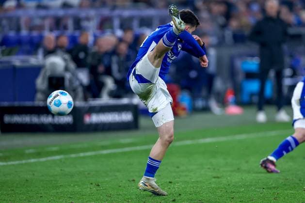 14 03 2025, Football, FC Schalke 04 Hannover 96, 2 Fußball Bundesliga, 26 Matchday, Veltins Arena Gelsenkirchen, Season 2024 2025 Mehmet AydÄ±n Schalke04 23 blocks the ball DFB regulations prohibit any use of photographs as image sequences and or quasi video North Rhine-Westphalia Germany