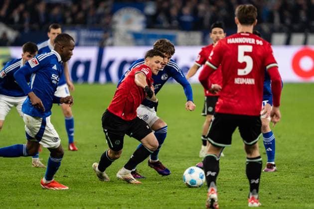 GER, 2 FBL FC Schalke 04 vs Hannover 96 14 03 2025, Veltins Arena, Gelsenkirchen, GER, 2 FBL FC Schalke 04 vs Hannover 96 in the picture duel between Enzo Leopold Hannover 96, 8 and Max Grüger Grueger FC Schalke 04, 37 nordphotoxGmbHxx xChristianxSchulze nph000300