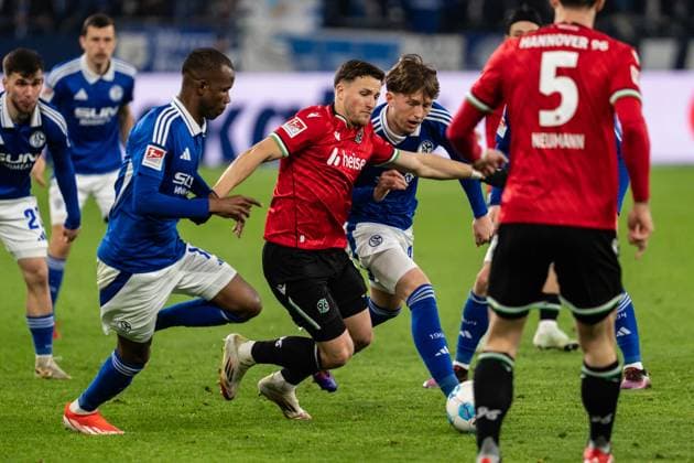 GER, 2 FBL FC Schalke 04 vs Hannover 96 14 03 2025, Veltins Arena, Gelsenkirchen, GER, 2 FBL FC Schalke 04 vs Hannover 96 in the picture duel between Enzo Leopold Hannover 96, 8 and Max Grüger Grueger FC Schalke 04, 37 nordphotoxGmbHxx xChristianxSchulze nph000300