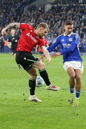 14 03 2025, xrekx, Fußball 2 Bundesliga, FC Schalke 04 Hannover 96 v l Andreas Voglsammer Hannover 96 Paul Seguin FC Schalke 04 Zweikampf, Aktion, action, battle for the ball DFL DFB REGULATIONS PROHIBIT ANY USE OF PHOTOGRAPHS as IMAGE SEQUENCES and or QUASI VIDEO Gelsenkirchen