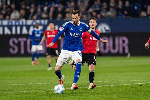 GER, 2 FBL FC Schalke 04 vs Hannover 96 14 03 2025, Veltins Arena, Gelsenkirchen, GER, 2 FBL FC Schalke 04 vs Hannover 96 in picture Kenan Karaman FC Schalke 04, 19 single action whole body whole body ball on foot shot on goal nordphotoxGmbHxx xChristianxSchulze nph000300