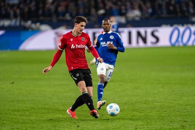 GER, 2 FBL FC Schalke 04 vs Hannover 96 14 03 2025, Veltins Arena, Gelsenkirchen, GER, 2 FBL FC Schalke 04 vs Hannover 96 in picture Phil Neumann Hannover 96, 5 single action whole body whole body ball on foot nordphotoxGmbHxx xChristianxSchulze nph000300