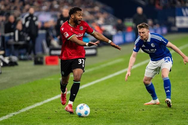 GER, 2 FBL FC Schalke 04 vs Hannover 96 14 03 2025, Veltins Arena, Gelsenkirchen, GER, 2 FBL FC Schalke 04 vs Hannover 96 in the picture Brooklyn Ezeh Hannover 96, 37 single action whole body whole body ball on foot shows what to Tobias Mohr FC Schalke 04, 29 in the background nordphotoxGmbHxx xChristianxSchulze nph000300