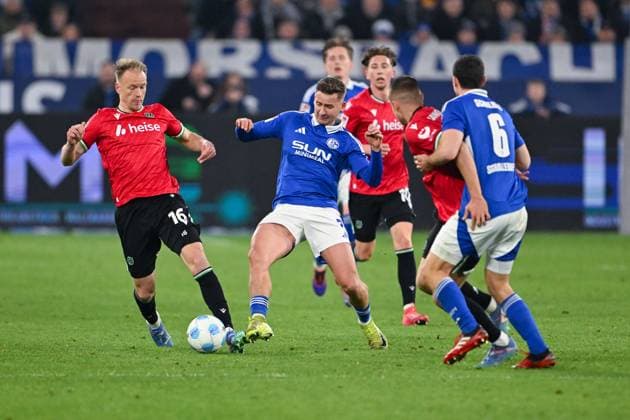 14 03 2025, Football, 2 Bundesliga, Matchday 26 Season 2024 2025, FC Schalke 04 Hannover 96, Havard Nielsen Hannover 96 , Paul Seguin FC Schalke 04 xRHR PHOTO TKx Copyright: RHR-FOTOx RHR-FOTO TK