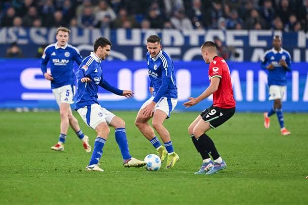 14 03 2025, Football, 2 Bundesliga, Matchday 26 Season 2024 2025, FC Schalke 04 Hannover 96, Marcin Kaminski FC Schalke 04 , Paul Seguin FC Schalke 04 , Nicolo Tresoldi Hannover 96 xRHR FOTO TKx Copyright: RHR-FOTOx RHR-FOTO TK