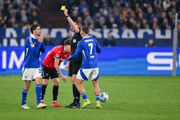 14 03 2025, Football, 2 Bundesliga, Matchday 26 Season 2024 2025, FC Schalke 04 Hannover 96, Yellow card for Marcin Kaminski FC Schalke 04 xRHR PHOTO TKx Copyright: RHR-FOTOx RHR-FOTO TK