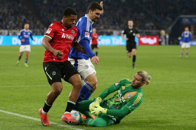 14 03 2025, xrekx, Fußball 2 Bundesliga, FC Schalke 04 Hannover 96 v l Jessic Ngankam Hannover 96 Marcin Kaminski FC Schalke 04 Zweikampf, Aktion, action, battle for the ball Loris Karius FC Schalke 04 DFL DFB REGULATIONS PROHIBIT ANY USE OF PHOTOGRAPHS as IMAGE SEQUENCES and or QUASI VIDEO Gelsenkirchen