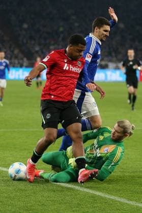 14 03 2025, xrekx, Fußball 2 Bundesliga, FC Schalke 04 Hannover 96 v l Jessic Ngankam Hannover 96 Marcin Kaminski FC Schalke 04 Zweikampf, Aktion, action, battle for the ball Loris Karius FC Schalke 04 DFL DFB REGULATIONS PROHIBIT ANY USE OF PHOTOGRAPHS as IMAGE SEQUENCES and or QUASI VIDEO Gelsenkirchen