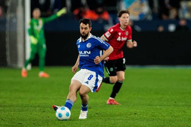 2 Soccer Bundesliga FC Schalke 04 Hannover 96 14 03 2025 Amin Younes FC Schalke 04, 8 on the ball 2 Soccer Bundesliga FC Schalke 04 Hannover 96 Gelsenkirchen, VELTINS Arena on 14 03 2025 DFL REGULATIONS PROHIBIT ANY USE OF PHOTOGRAPHS AS IMAGE SEQUENCES AND OR QUASI VIDEO Copyright: xBEAUTIFULxSPORTS Wunderlx