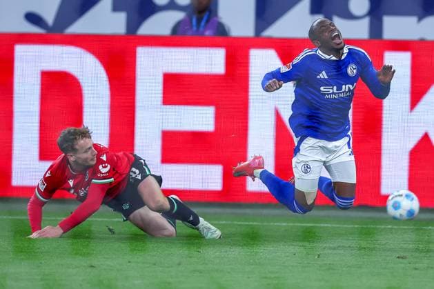 14 03 2025, Football, FC Schalke 04 Hannover 96, 2 Fußball Bundesliga, Matchday 26, Veltins Arena Gelsenkirchen, Saison 2024 2025 Jannik Dehm Hannover96 20 in duel against Christopher Antwi Adjei Schalke04 18 DFB regulations prohibit any use of photographs as image sequences and or quasi video Nordrhein Westfalen Germany